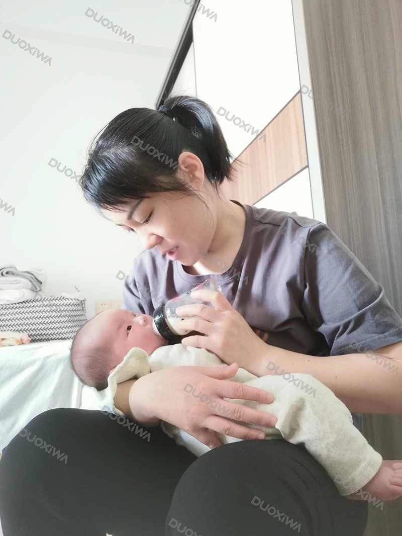 月嫂给孩子喂奶