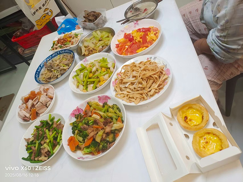 二胎月嫂玲姐：专业照料助我顺利度过月子期