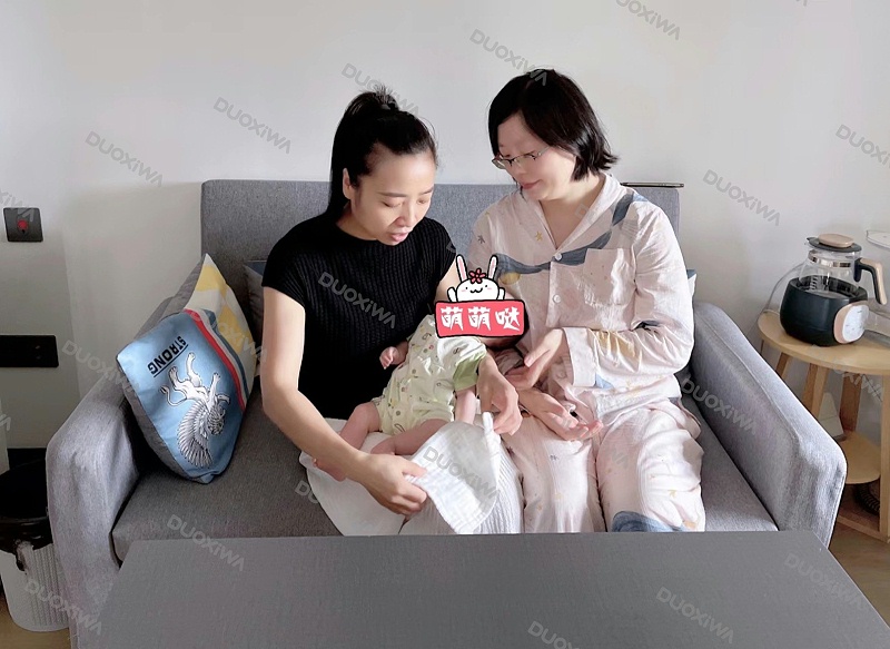 刘姐月嫂照顾宝宝