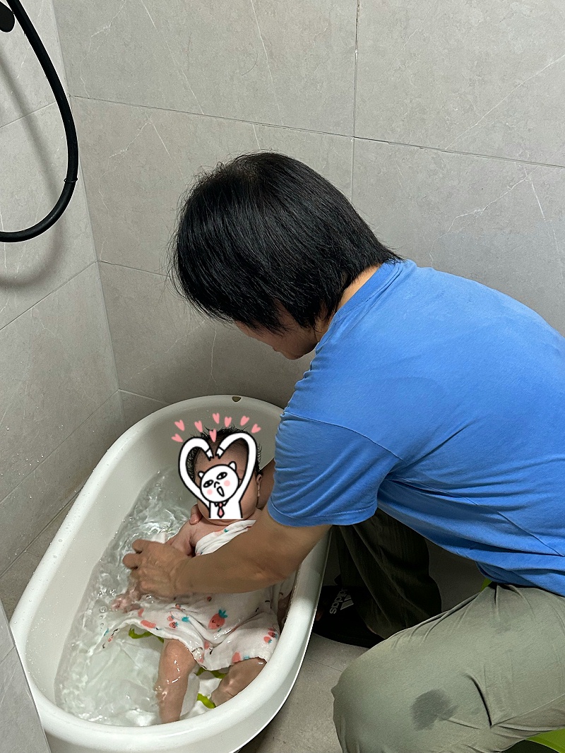 52天贴心陪伴！超全能月嫂芳姐：通乳按摩、兼顾俩宝，用心责任暖人心