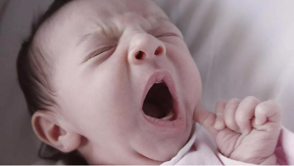 宝宝老打哈欠，如何分辨宝宝是犯困还是缺氧？