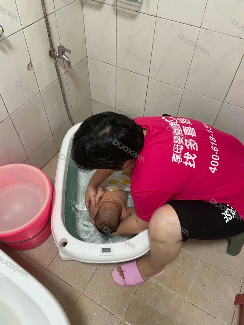 月嫂给宝宝洗澡