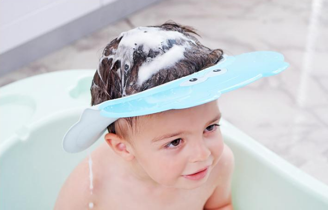 宝宝戴上专用的洗头帽