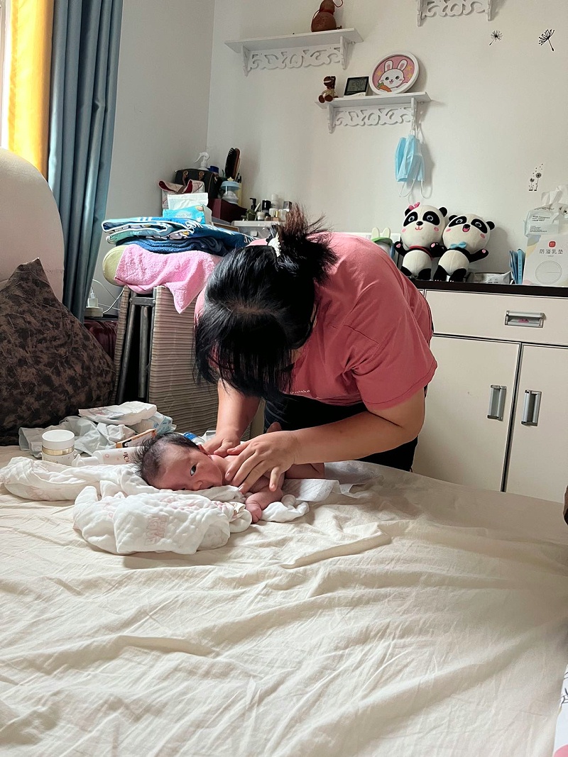 月嫂照顾宝宝