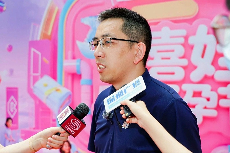以专业服务重塑现代孕育体验 当生育焦虑演变为社会共性议题，多喜娃正以服务升级破局突围。活动现场多喜娃集团高级副总裁王丰接受媒体采访表示： 基于服务数十万家庭的深度洞察，多喜娃已将传统照护拓展为科学护理、心理支持和家庭关系调解的立体守护体系，为现代家庭提供更全面的孕育支持。
