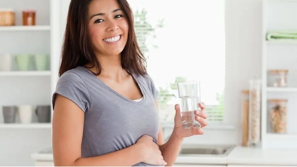 喝水不能随便！孕期饮水五大注意事项，保护胎儿安全