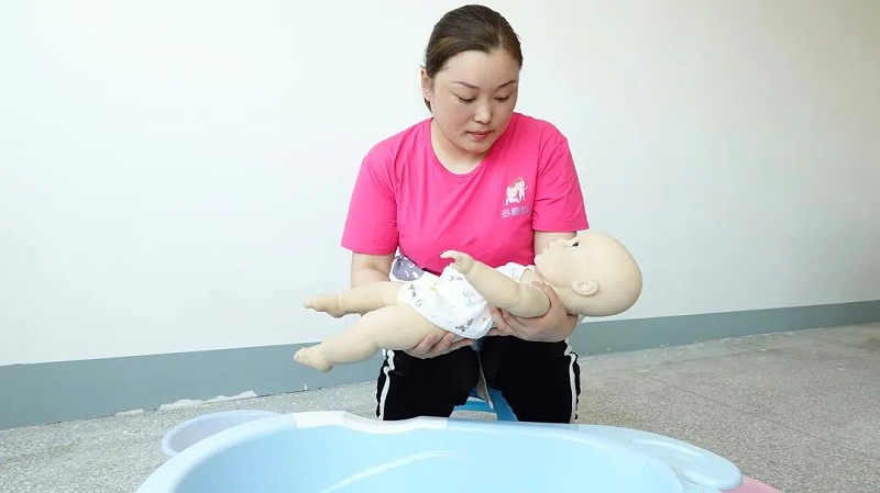 用手托住宝宝头部