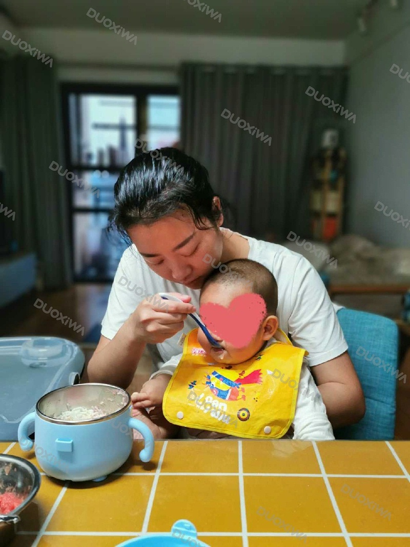 月嫂带娃
