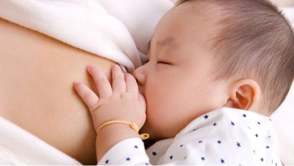 母乳喂养怎么判断宝宝到底吃饱没