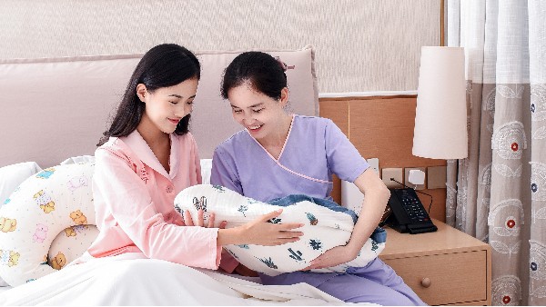 明星月嫂钟姐回应合照风波：已辞月嫂数年遇林允只是偶然im电竞下载(图1)
