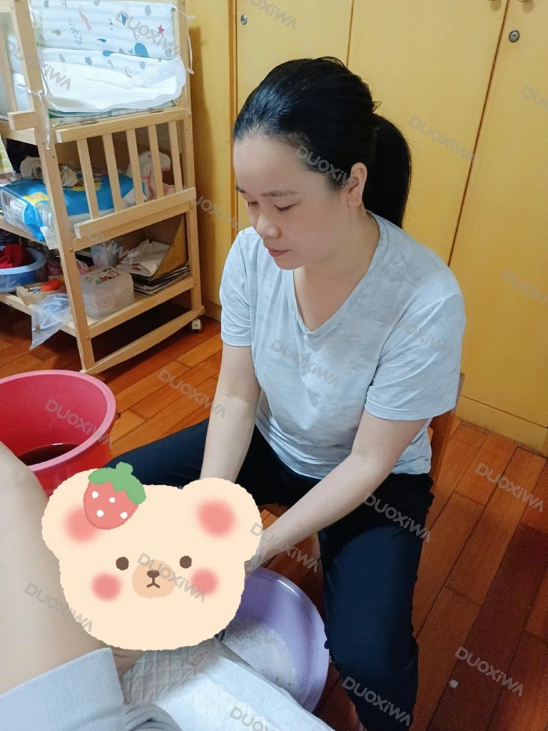 月嫂照顾宝宝