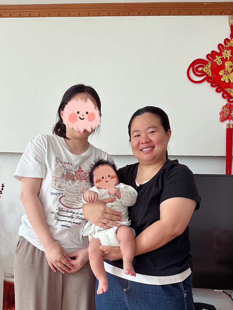 请了娟姐真的太让人省心了！整整52天，她用专业和细心把我和宝宝照顾得无微不至。 从宝宝喂养到日常护理，她都特别有耐心。每次给宝宝换尿布、洗澡都轻柔仔细，还会细心观察宝宝的状态，及时调整照顾方式，晚上也总能第一时间响应宝宝的需求，让我能踏实休息。 同时对我这个新手妈妈，她更是贴心。每天帮我处理伤口、指导产后恢复，还经常分享育儿知识，缓解我的焦虑。家里的事情也打理得井井有条，做事麻利又靠谱。 最重要的还是娟姐对宝宝的喜欢是藏不住的，每次逗宝宝时眼里的笑意、哄睡时轻柔的哼唱，都能感觉到那份发自内心的疼爱。有她在，我完全不用操心宝宝的哭闹、喂养，她总能用最温柔的方式安抚好宝宝，连家里人都说从没见过这么有耐心又真心疼孩子的月嫂。