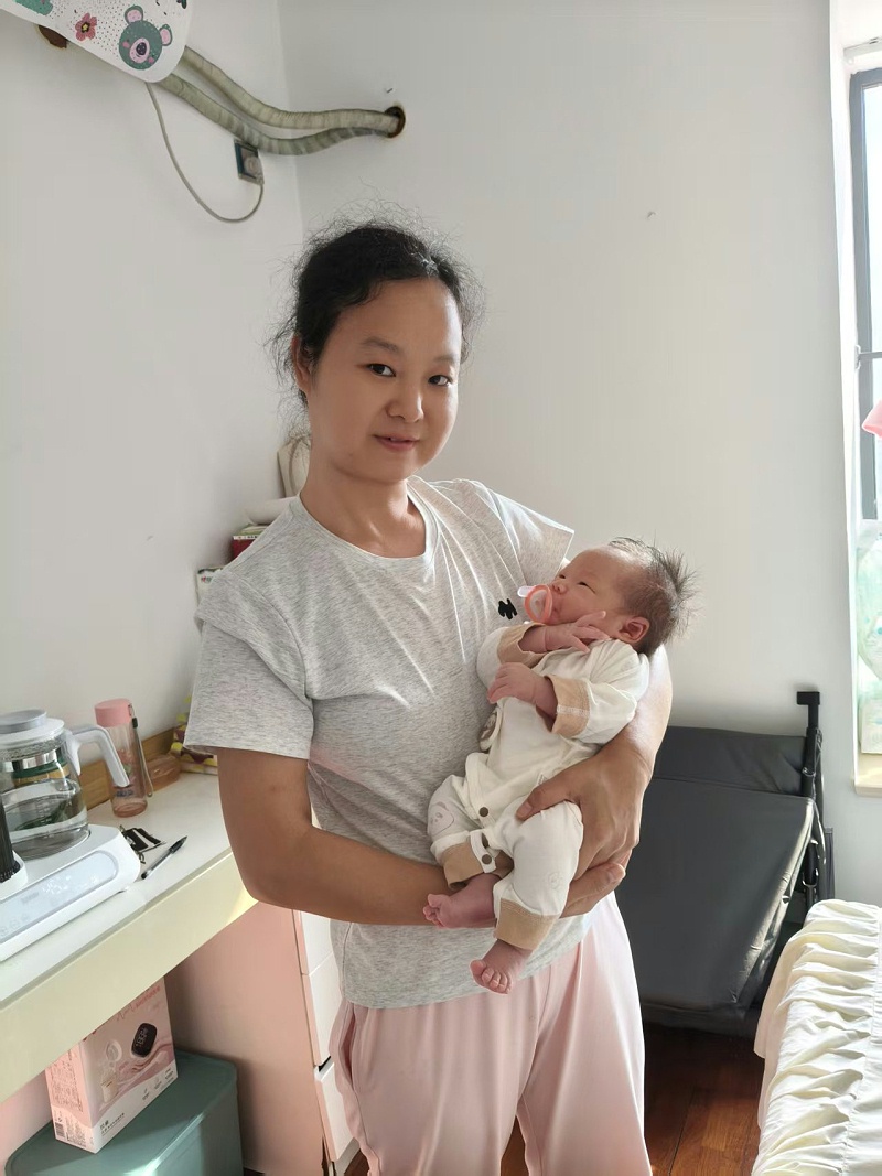 非常感谢月子期间马姐无微不至的照顾，帮我们家顺利迎接三宝的到来，也帮助我很好地恢复了身体。 在我们短暂相处的26天里，马姐经验丰富也很专业，性格开朗，大家相处的非常愉快。 于我而言，马姐会经常陪我聊天缓解心情;会照顾我的日常起居;需要做营养又要控糖的月子餐，帮助身体不同阶段的恢复;会教我专业哺乳的方式方法，不用担心宝宝的喂奶问题;还会帮煮艾叶水洗头，这些对我这个高龄三胎妈妈来说，每一点都非常关键。 于宝宝而言，马姐很细心也很专业。从宝宝的日常护理，到喂奶拍隔换尿片，再到每天洗澡做抚触。晚上带宝宝睡觉，每一点都做得很好。 马姐每天还会帮奶奶一起煮饭菜，和大宝和二宝喜欢喝的糖水，让整个夏天在家也能喝到爽口的糖水，与奶奶沟通交流完全无障碍，和我们一家人相处的非常愉快。 最后，还是谢谢马姐，祝身体健康开开心心！