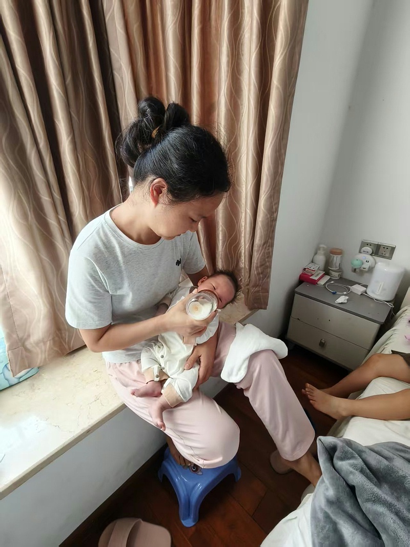 非常感谢月子期间马姐无微不至的照顾，帮我们家顺利迎接三宝的到来，也帮助我很好地恢复了身体。 在我们短暂相处的26天里，马姐经验丰富也很专业，性格开朗，大家相处的非常愉快。 于我而言，马姐会经常陪我聊天缓解心情;会照顾我的日常起居;需要做营养又要控糖的月子餐，帮助身体不同阶段的恢复;会教我专业哺乳的方式方法，不用担心宝宝的喂奶问题;还会帮煮艾叶水洗头，这些对我这个高龄三胎妈妈来说，每一点都非常关键。 于宝宝而言，马姐很细心也很专业。从宝宝的日常护理，到喂奶拍隔换尿片，再到每天洗澡做抚触。晚上带宝宝睡觉，每一点都做得很好。 马姐每天还会帮奶奶一起煮饭菜，和大宝和二宝喜欢喝的糖水，让整个夏天在家也能喝到爽口的糖水，与奶奶沟通交流完全无障碍，和我们一家人相处的非常愉快。 最后，还是谢谢马姐，祝身体健康开开心心！