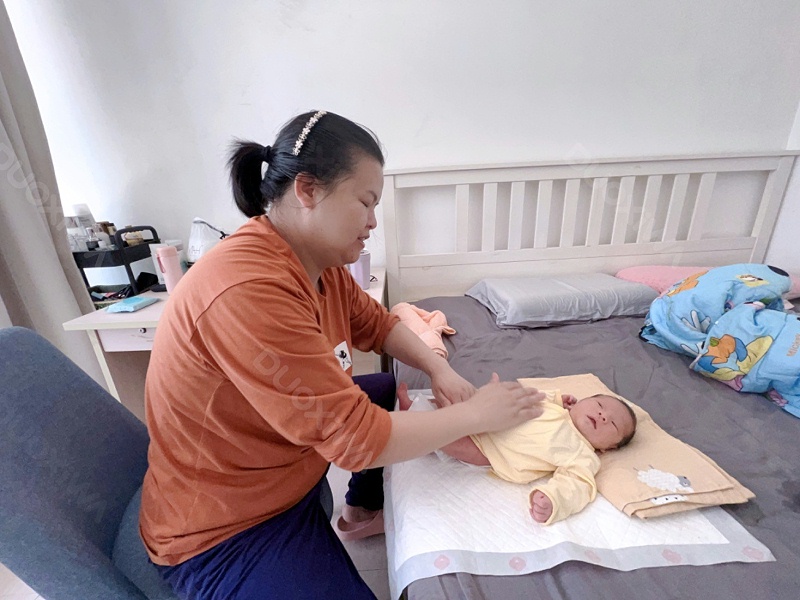 月嫂照顾宝宝