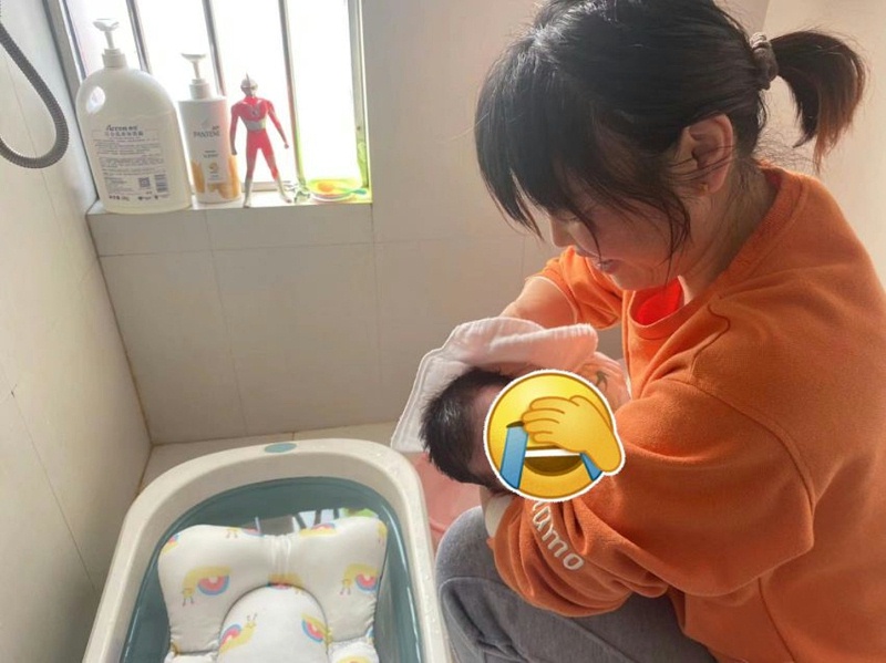 月嫂给宝宝洗澡