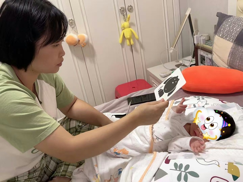 写给我的月嫂阿姨❤❤: 非常感谢月子期间梁廷廷月嫂阿姨无微不至的照顾，从宝宝出生后就来医院照顾，一路走来都很平坦，相处的这些日子里，很开心，也很愉快，一晃眼的功夫，这个月子也已接近尾声……我突然在想如果时间过得慢一点该多好，现在想想真是一眨眼的功夫就过完了，心里只剩不舍……感谢遇见你，给我和宝宝都照顾得很好，让我度过了我最紧张和心理建设准备很久的月子期。26天的朝夕相处，感觉就像一家人一样，突然就这么结束了，内心还是很舍不得。 在深夜，有时困得起不来的时候都是梁姐起床去照顾宝宝，给宝宝洗脸，洗屁屁，换尿不湿，拍嗝，哄睡，冲奶粉，洗奶瓶，奶具消毒等等，平日里给宝宝洗头，洗澡，做抚触，换尿布，揉肚子，做排气操等，跟宝宝互动，用黑白卡引导宝宝，包括宝宝的贴身衣服用手洗。每个时段都认真去对待，就像对自己的孩子一样，关怀备至。对我也照顾的很好，会变着花样做菜，会准备好艾草水，备好温开水，会贴心的递上，温暖的问候，让我在月子期感受到时刻的照顾。还有我们是新手爸妈，完全不懂的，不知道面对宝宝的需求如何去判断，梁姐完全解决了我的焦虑，告知我宝宝的哪些动作是在做出怎样的需求，去解决宝宝的需求就好，让我不必焦虑。 总是有一些人会和你擦肩而过的情感，不知道，下次见面会是哪天，细心，专业善良爱笑的喜欢宝宝，那就好好告个别吧，爱让相聚和别离都变得更加有意义，感恩遇见，期待相会。 希望梁姐在今后的工作中一切顺利，事事顺心，身体健康，开开心心，生活幸福！